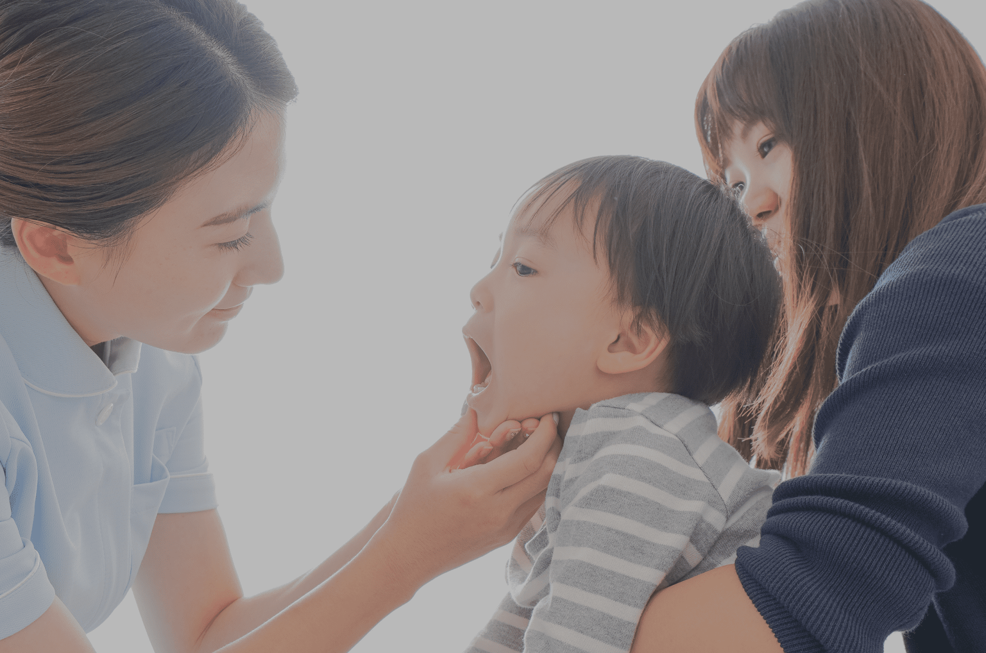 子供の歯を調べている様子