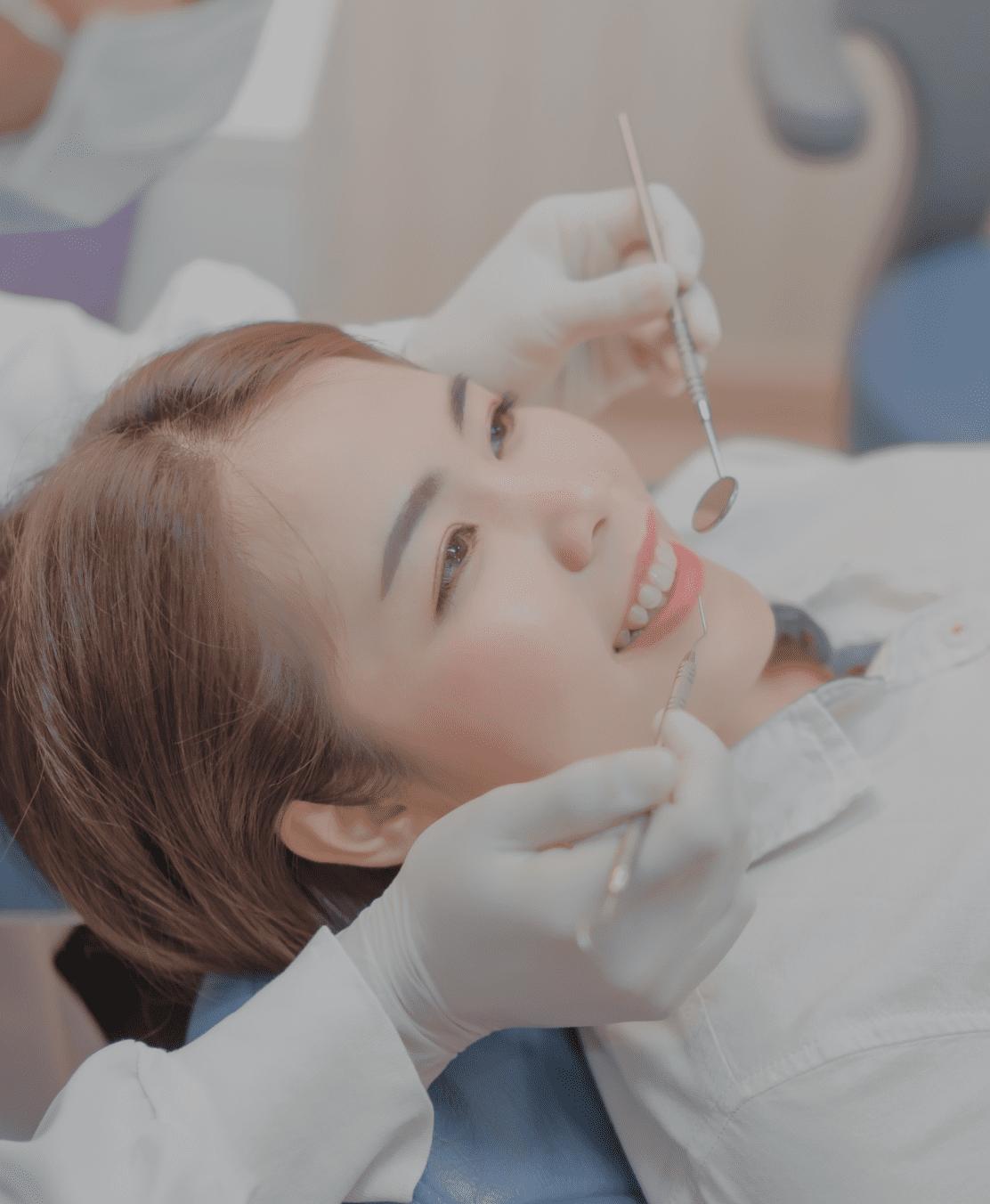 女性が歯の点検をされている様子