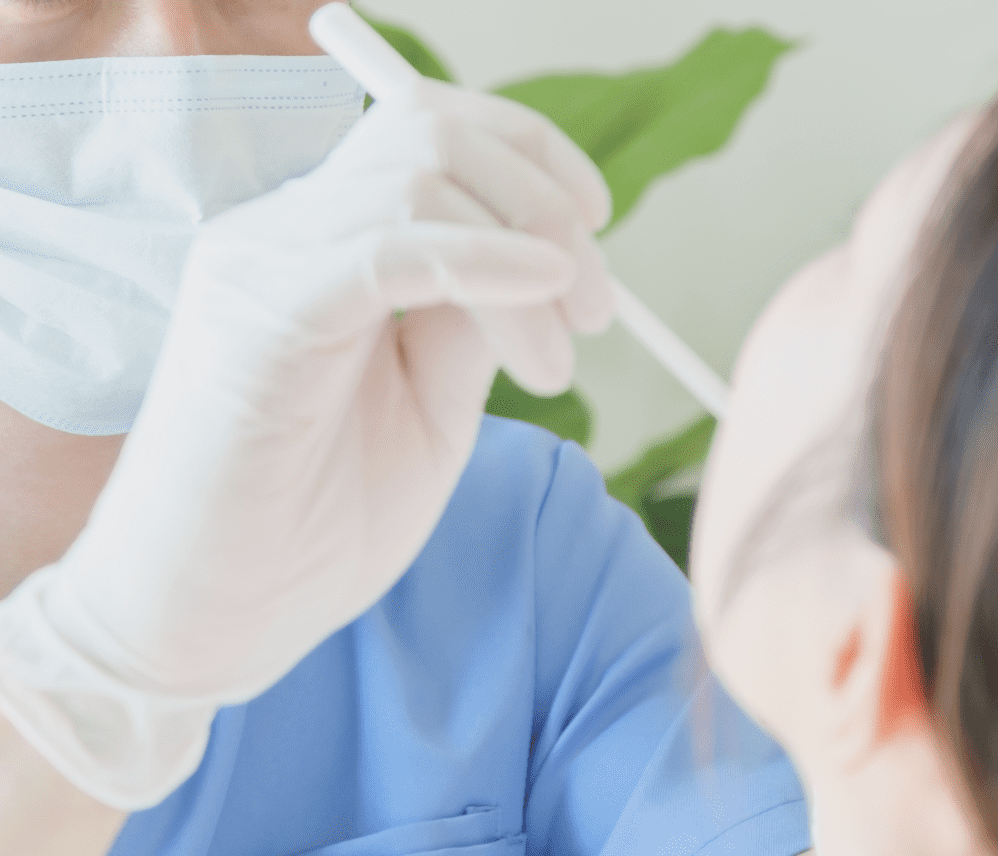 女性の歯を点検している様子